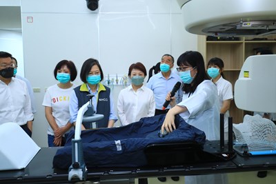 台中市長盧秀燕今日陪同總統蔡英文訪查IGRT放射腫瘤治療中心