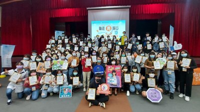 頒發結業證書青年開心合影