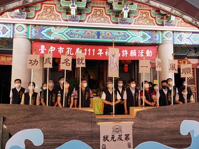 令狐副市長帶領陪祭官共同升起風帆，祝福參者者揚帆前行一帆風順