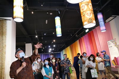 開幕式後陳景林老師進行現場導覽