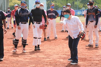 老馬慢壘協會盃  盧市長為比賽開球