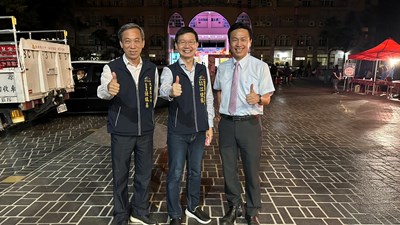 市府客委會主委、大里區副區長及美群國小校長合影