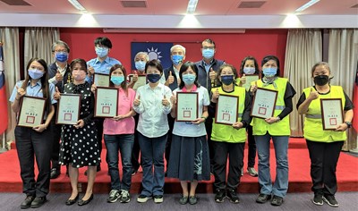 台中捷運4個車站榮獲績優公廁，4位清潔人員（著螢光背心者）與中捷董事長（後排右3）