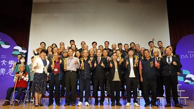 臺中市第27屆大墩美展頒獎典禮評審貴賓與大墩獎得獎人合影