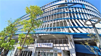 因應大里區人口快速發展，台中市政府交通局將原本停車量有限的平面停車場，打造成東榮立體停車場，被稱為「最潮停車空間！」