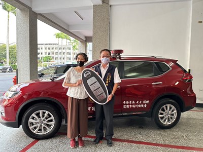 阿鄉便當店老板娘黃素月捐贈警備車，消防局長曾進財代表受贈