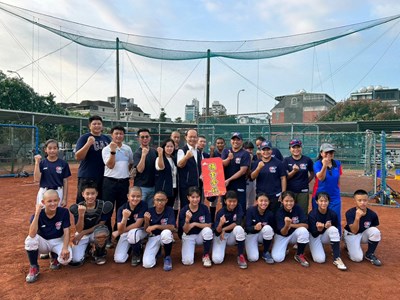 中華隊力拚U12壘球世界盃2連霸  中市教育局長慰勞集訓選手