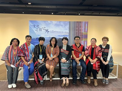 論壇後陳佳君局長與基雅南織者協會代表、尤瑪．達陸及纖博館郭敏會主任合影留念